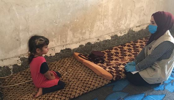 Girl in Iraq receives support from War Child staff during corona pandemic_ War Child Iraq_200603