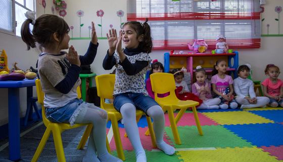 Girls in nursery in a refugeecamp in Jordan playing_War Child Jordan_180423