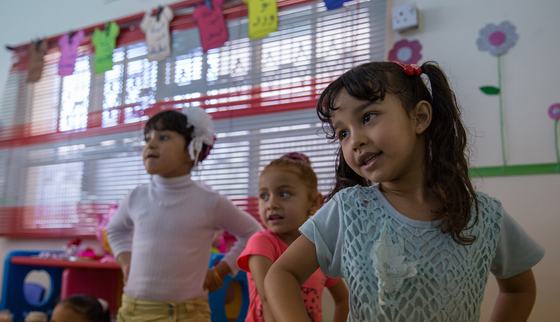 Meisjes die een dansje opvoeren in Jordanie_War Child Jordanië_180423