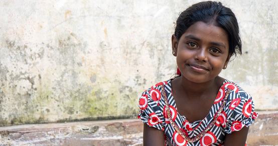 Sri Lankan girl_portret in front of a wall_War Child in Sri Lanka_200223