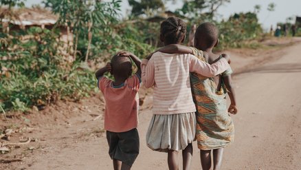 Ugandan children walking together embraced_War Child Uganda_190919