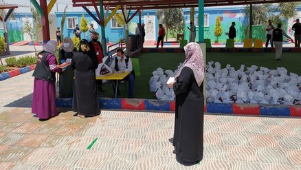 Distributing educational and hygiene kits in Jordan Mrajeeb Al Fhood refugee camp_War Child_200510