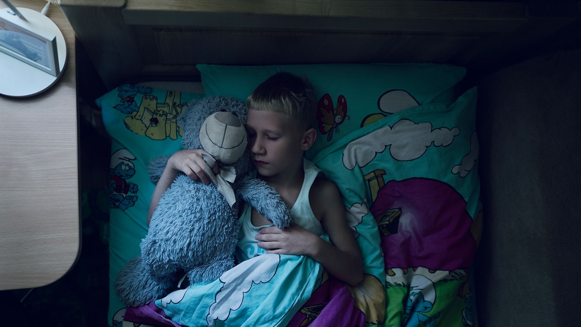 War-Child_Oekraïne_Veilige-Plek_Dmitry_in-bed_slapend_knuffel_231022