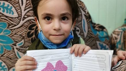 Syrische Laith moest vluchten uit Syrië door de oorlog en kon in Libanon naar school, maar krijgt nu thuisscholing van War Child door coronavirus_War Child Libanon_200820