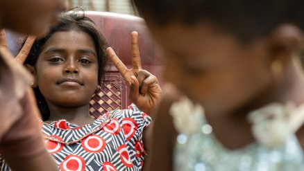War Child meisje peace teken vredesteken_Sri Lanka_War Child_200223